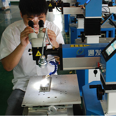 針對(duì)稍大模具，可轉(zhuǎn)向觀察操作