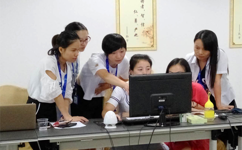  美女們互相交流學(xué)習(xí)，氣氛有點(diǎn)嚴(yán)肅啊