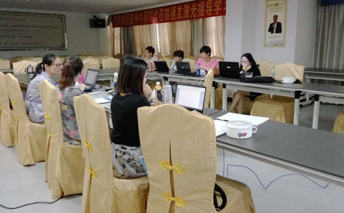  各家的客服美女真是巾幗不讓須眉啊，學(xué)習(xí)工作兩不誤