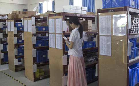 美女低著頭在干嘛？原來是在統(tǒng)計零件庫存啊